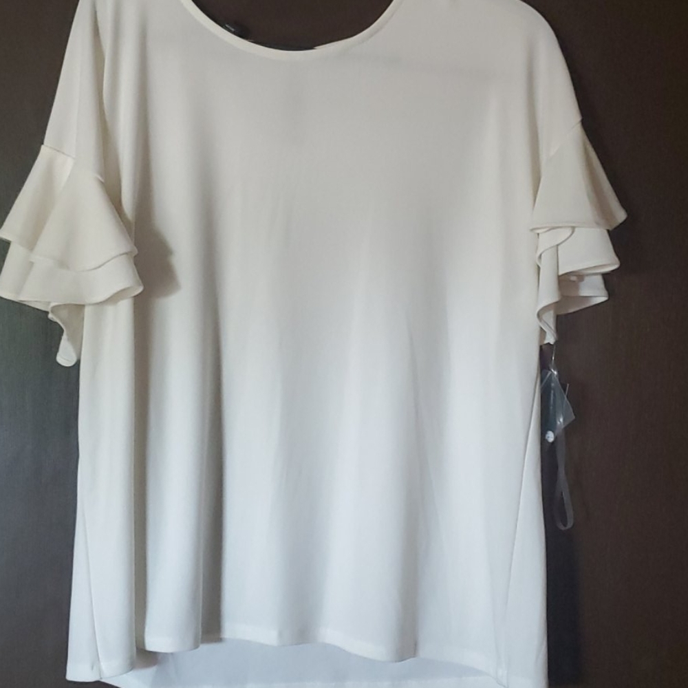 NWT Beautiful cream blouse with ruffled sleeves